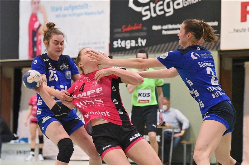 Die BSV-Handballerinnen Paula Prior (links) und Liv Süchting attackieren die achtfache Torschützin Katarina Pandza. Foto: T. Baur/Eibner