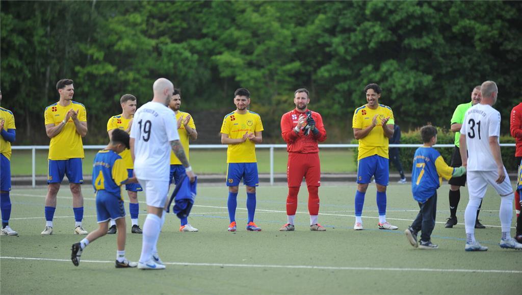 Die BSV-Legenden haben am Samstag mit 5:1 gegen das Kreisligateam des Buxtehuder...