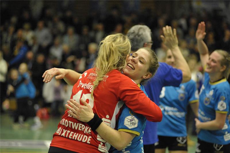 Die BSV-Spielerinnen liegen sich nach dem Erfolg gegen Nellingen in den Armen. Foto: Iso Jürgens