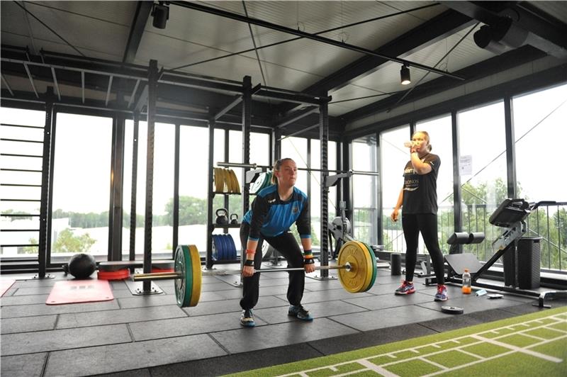 Die BSV-Talente Solveig Dmoch (links) und Leonie Schumacher haben sich schnell an das frühe Training gewöhnt. Fotos: Scholz