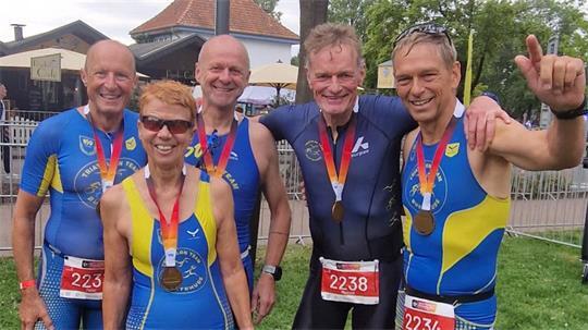 Die BSV-Triathleten Peter Uhl, Ingrid Plöger, Thomas Leiendecker, Michael Quast und Axel Fricke (von links) waren bei den Finals in Hannover am Start.