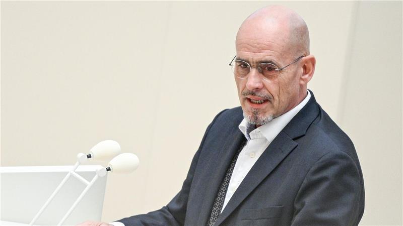 Die BSW-Fraktion von Niels-Olaf Lüders stimmt wie die AfD im Brandenburger Landtag für eine Neuwahl.