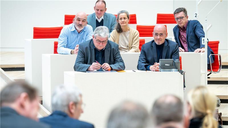 Die BSW-Landtagsfraktion hat nach dem Bruch der SPD/BSW-Koalition mit der AfD für eine Neuwahl gestimmt - der AfD-Antrag scheiterte aber.