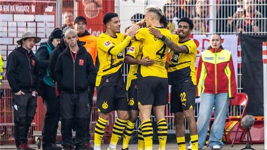 Die BVB-Spieler feiern den Sieg bei Union Berlin.