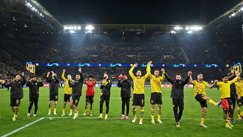 Der Stolz ist zurück: Erlösender Festtag für den BVB Die BVB-Spieler lassen sich von ihren Fans feiern.