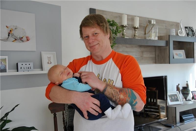 Die „Backsau“ nimmt eine Auszeit : Sascha Schäfer mit seinem Sohn Lias in Nottensdorf. Foto: Lohmann