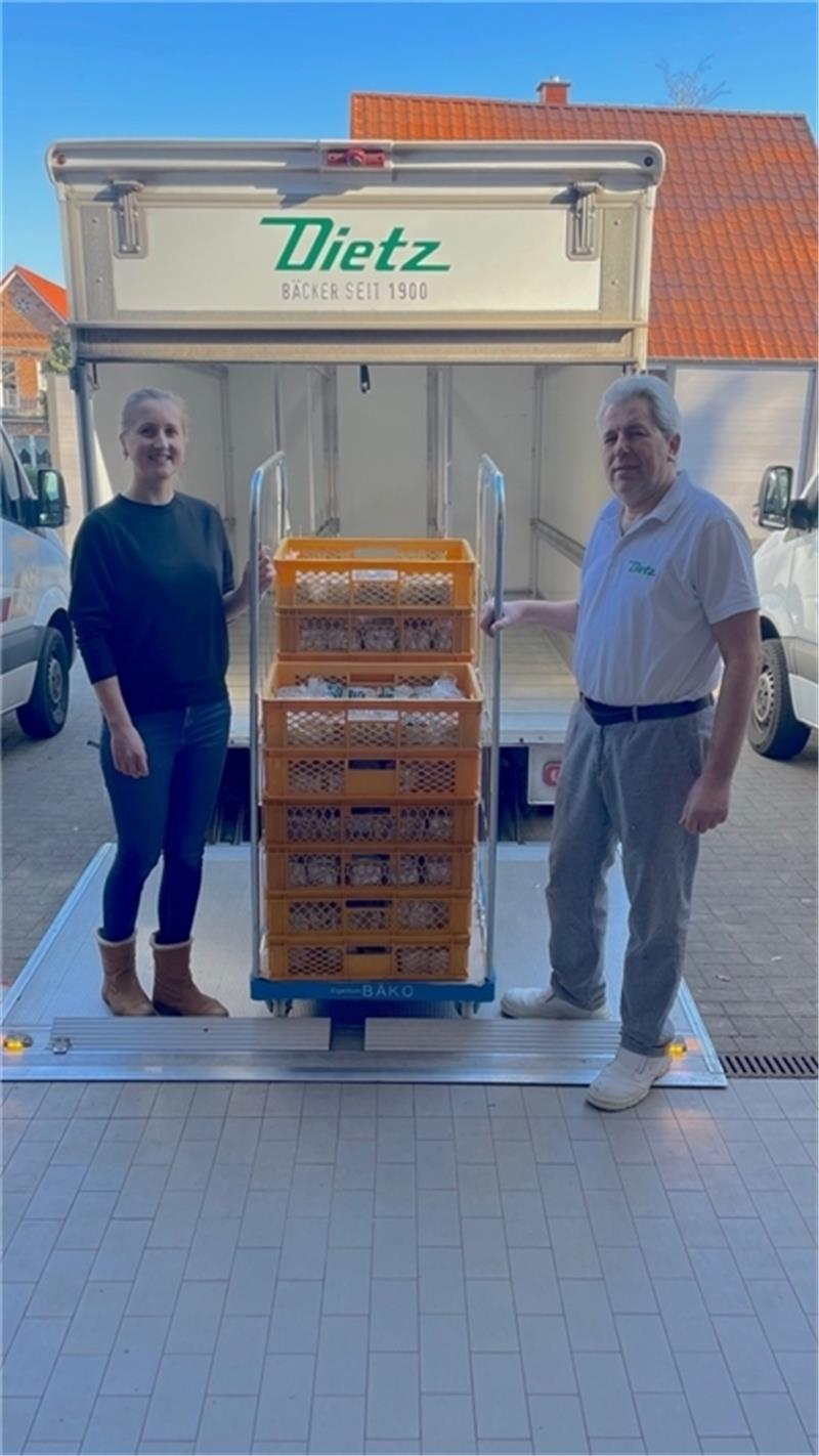 Jetzt starten die ersten Hilfskonvois aus dem Landkreis in Krisengebiete Die Bäckerei Dietz unterstützt mit Spenden. Foto: Richter