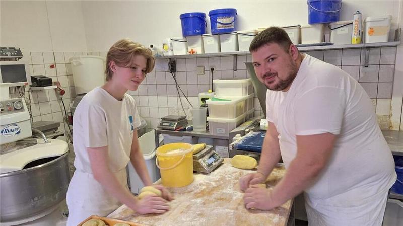 Morgens um 2 Uhr beginnt ihr Tag: Einblick in eine Traditionsbäckerei Die Bäckergesellen Saskia Tietjen und Olli Lütjen kneten die Laibe für das Kürbisbrot per Hand.