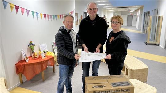 Die Bänke im Spielflur der Kita St. Mauritius in Hollern stiftete der Förderverein. Leiter Ralf Wustmann im Gespräch mit Ken Jochim und Nicola Grupe von der Planungsgesellschaft 53° Nord (von links).