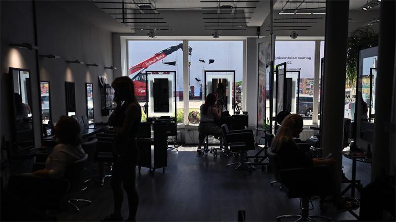 Die Bäume vor dem Friseursalon sind verschwunden.