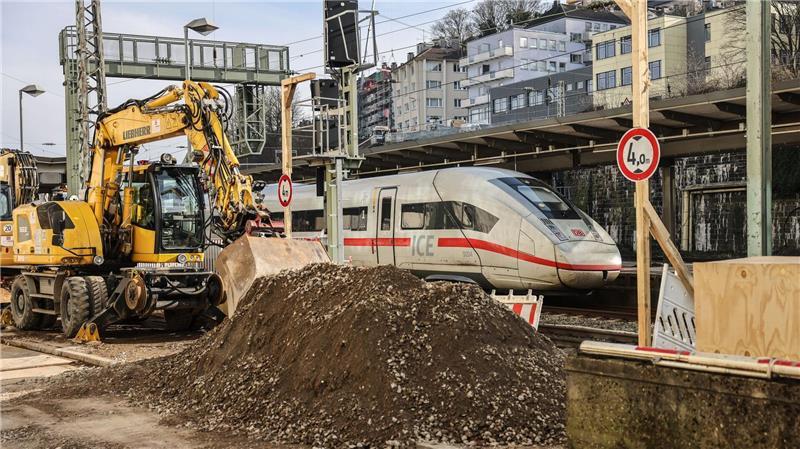 Die Bagger am Wuppertaler Hauptbahnhof stehen schon bereit.