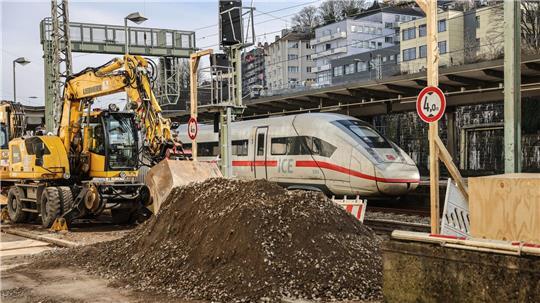 Die Bagger am Wuppertaler Hauptbahnhof stehen schon bereit.