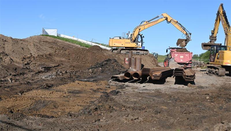 Die Bagger öffnen den Elbdeich in Hinterbrack für den Bau des Siels, der Abschnitt wird jetzt erst im Jahr 2027 auf einer Länge von 2000 Metern erhöht.