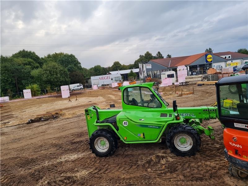 Die Bagger sind am Werk: Am Haddorfer Grenzweg 20 baut Lidl ein neues Gebäude direkt neben der bestehenden Filiale. Foto: Beneke