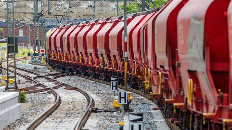 Niedrigwasser: Bahn bietet Hilfe mit mehr Güterzügen an Die Bahn-Tochter DB Cargo bietet zusätzliche Gütertransporte an. (Archivbild)