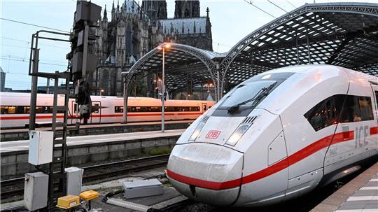 Die Bahn hält an ihrem Pünktlichkeitsziel von mindestens 60 Prozent im Fernverkehr im Gesamtjahr fest. (Archivbild)