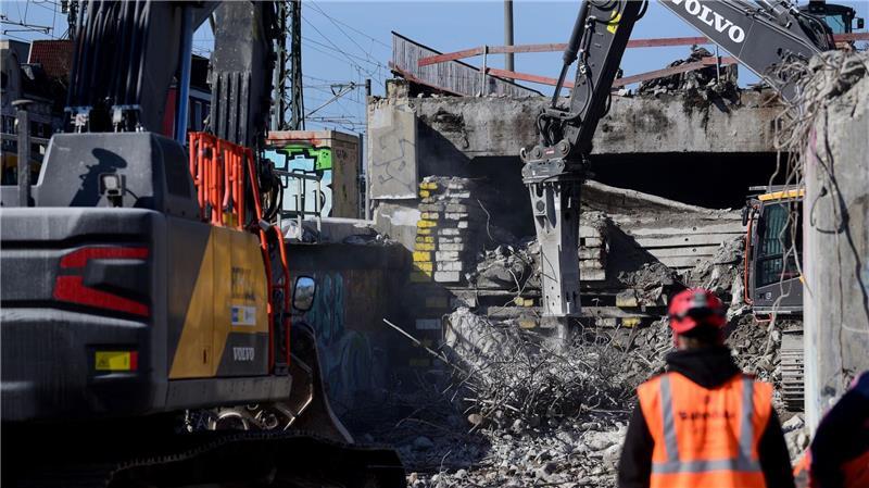Die Bahn hat mit der Instandsetzung der Eisenbahnüberführung Holstenstraße begonnen.