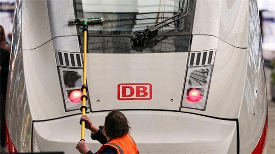 Die Bahn investiert bis 2030 zusätzliche 210 Millionen Euro in Sauberkeit und Sicherheit. (Archivbild)