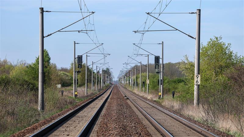 Die Bahn warnt angesichts neuer Wettbewerber im Fernverkehr vor weniger Angebot in der Fläche. (Archivbild)