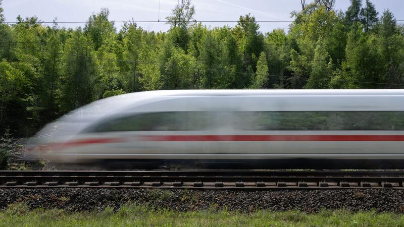 Die Bahn will 2025 nach eigenen Angaben keine Strecken aus dem Fernverkehrsangebot streichen.