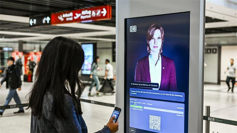 Bahn prüft Sanierungskonzept nach erneuten Verzögerungen Die Bahn will die digitale Assistenz Kiana künftig in der „DB Navigator“-App integrieren. (Archivbild)