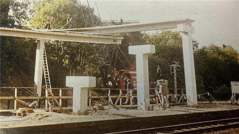 Brückensanierung: Bahnreisende in Horneburg vor Blech und Stromschlag schützen Die Bahnbrücke in Horneburg ist im Jahr 1974 errichtet worden.