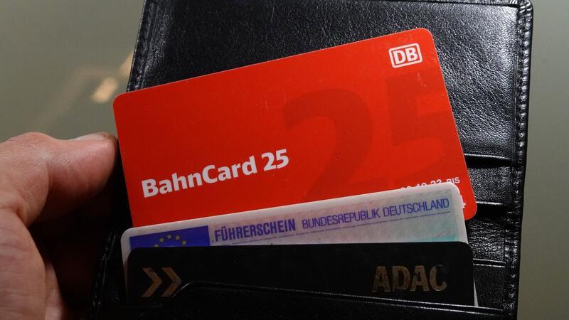 Die Bahncards 25 und 50 sollen in Zukunft nur noch in digitaler Form zur Verfügung stehen.