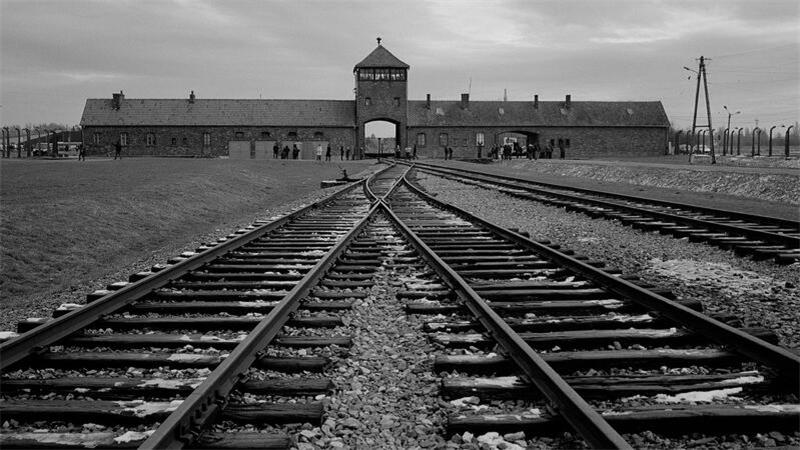 Verurteilte Holocaust-Leugnerin Haverbeck geht in Revision Die Bahngleise des ehemaligen Nazi-Todeslagers Auschwitz Birkenau. (Archivbild)