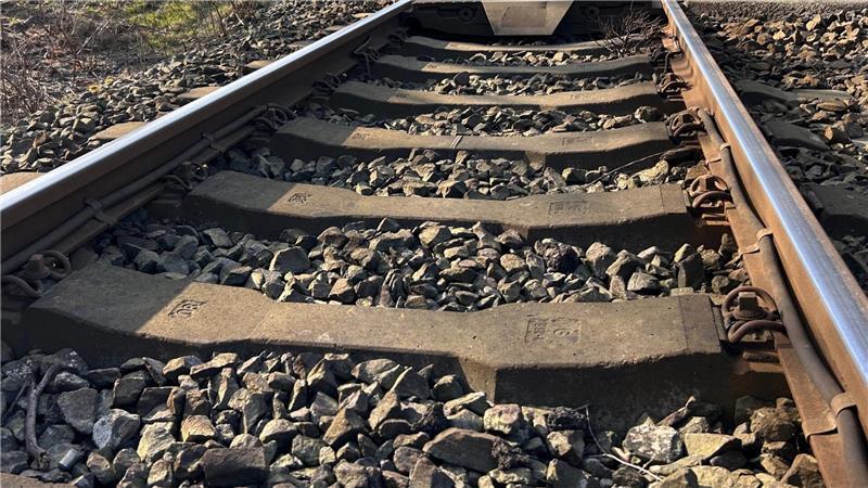 Vandalismus: Steine auf dem Bahngleis und Zerstörungswut in Burweg Die Bahngleise in Burweg.