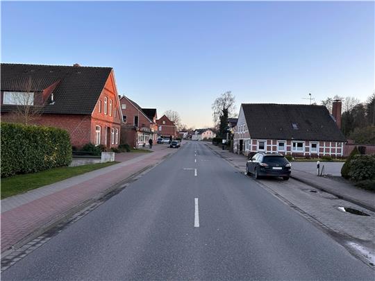 Die Bahnhofstraße bekommt eine Mittelinsel auf Höhe der Parkbucht (rechts).