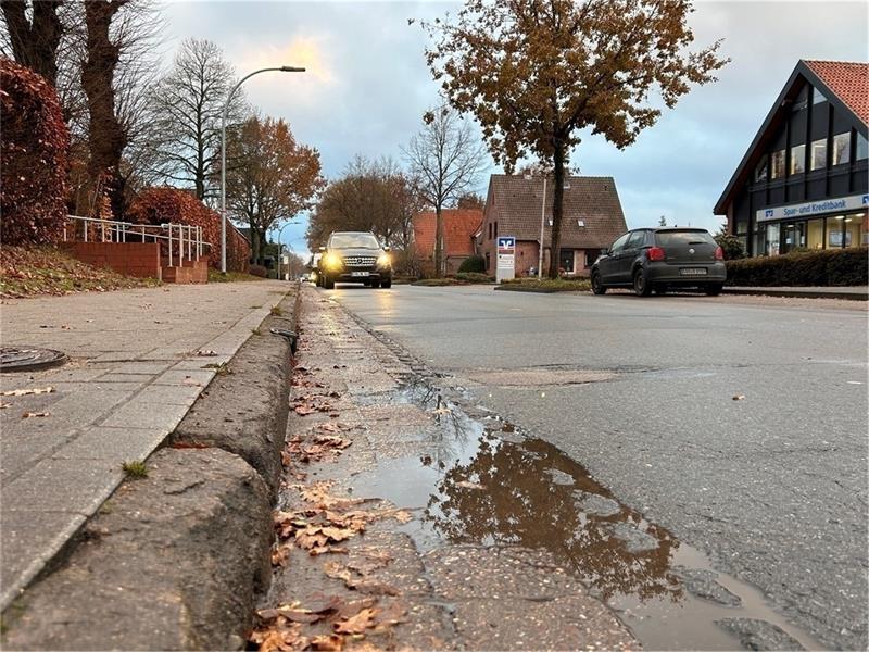 Bahnhofstraße in Hammah sanieren – mit oder ohne Strabs? Die Bahnhofstraße in Hammah soll durch den Landkreis saniert werden. Wie teuer das wird - und ob Anlieger über die Strabs beteiligt werden, ist noch nicht klar.
