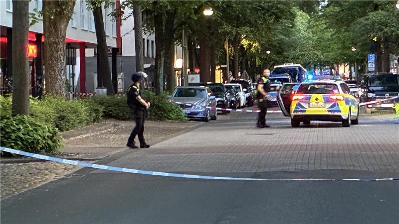 Chronik der Buxtehuder Blutnacht: Schussopfer ist außer Lebensgefahr Die Bahnhofstraße wird am Montag kurz nach 19.15 Uhr abgeriegelt, Polizisten sichern mit der Maschinenpistole im Anschlag.