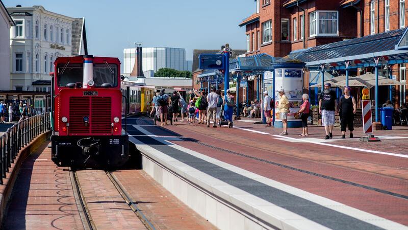 Bahnsteige der Borkumer Kleinbahn erhöht Die Bahnsteige sind nach der Sanierung nun rund 70 Zentimeter hoch.
