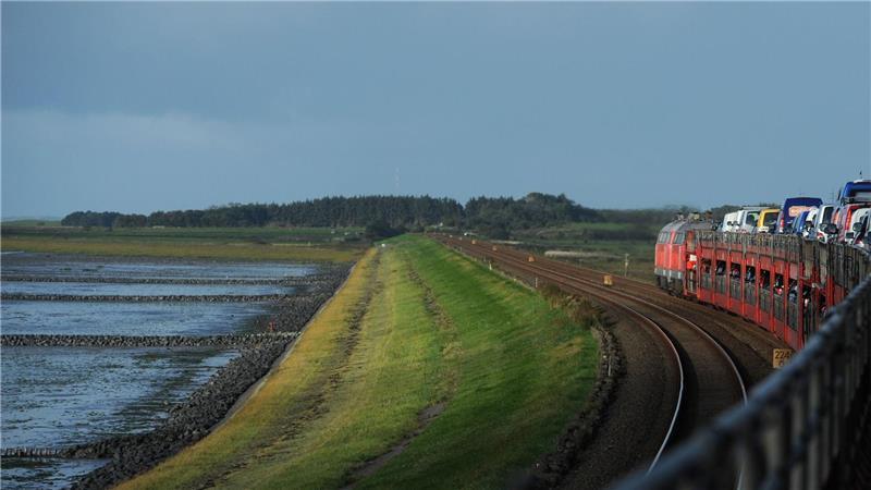 Deutliche Verspätungen auf der Bahnstrecke Sylt-Hamburg Die Bahnstrecke nach Sylt ist teilweise nur eingleisig - das sorgt immer wieder für Wartezeiten (Archivbild).