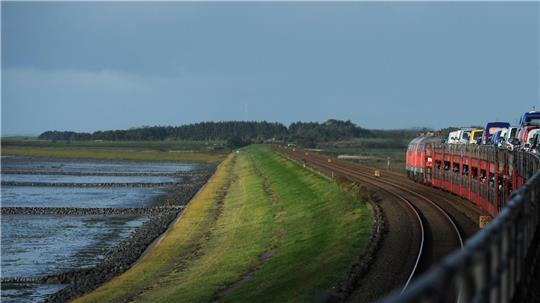 Deutliche Verspätungen auf der Bahnstrecke Sylt-Hamburg Die Bahnstrecke nach Sylt ist teilweise nur eingleisig - das sorgt immer wieder für Wartezeiten (Archivbild).