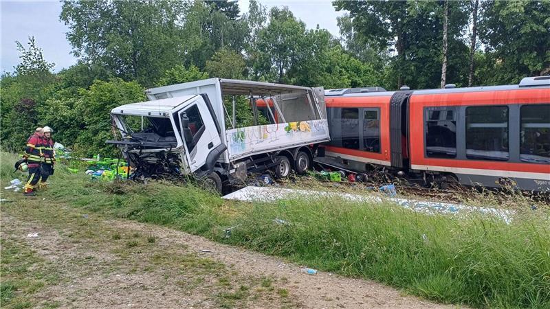 Die Bahnstrecke wurde gesperrt. Der Zug soll am Freitag geborgen werden.