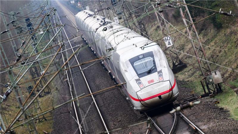 Fahrplanwechsel - Neue ICE-Verbindungen und Bauarbeiten Die Bahnstrecke zwischen Maschen bei Hamburg und Hannover-Burg wird ab 1. Mai nächsten Jahres für zehn Wochen gesperrt. (Archivbild)
