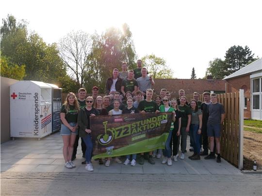 Die Baljer Landjugend präsentiert den neuen Containerplatz am Dorfgemeinschaftshaus. Fotos: Landjugend