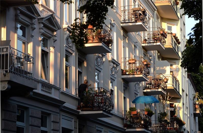 Immobilien: Wohnungskauf in Hamburg günstiger - Mieten aber nicht Die Balkone von Hamburger Wohnhäusern sind in der Abendsonne zu sehen. Foto: Marcus Brandt/dpa