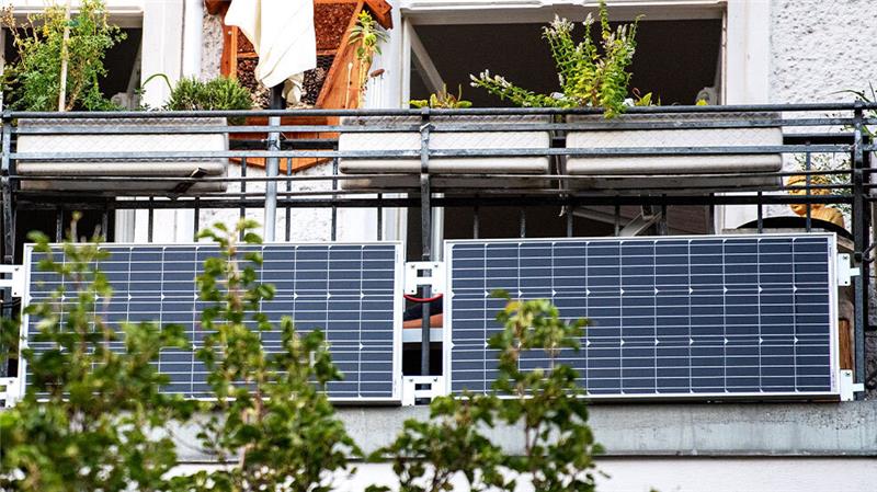 Die Balkonkraftwerke funktionieren genauso wie die großen Anlagen auf dem Dach. Sie sind aber kleiner und lassen sich einfach an der Brüstung installlieren. Foto: Bernd Diekjobst/dpa-tmn