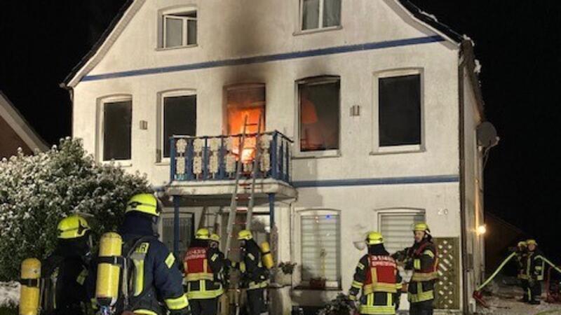 Wohnung in Drochtersen in Flammen – Ein Verletzter Die Balkonscheibe der Wohnung im ersten Stock war bereits geborsten.