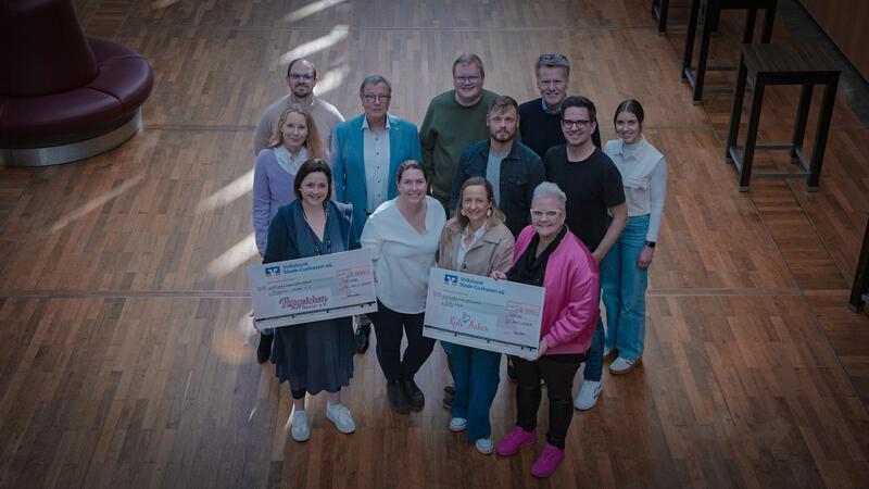 Die Band ChildHood übergab im Stadeum Schecks über je 28.000 Euro an Vertreterinnen der Organisation KidsAnker aus Neu Wulmstorf sowie an Christine Thom-Forde vom Verein Flügelchen Nester e.V. aus Bützflethermoor.