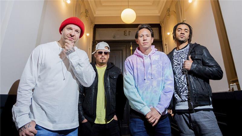 Kurz vorm Deichbrand-Festival: Culcha Candela sorgen für Eklat beim CSD Die Band Culcha Candela gerät erneut in Kritik, nachdem eine Gebärdendolmetscherin beim CSD Köln von der Bühne geschickt wurde.
