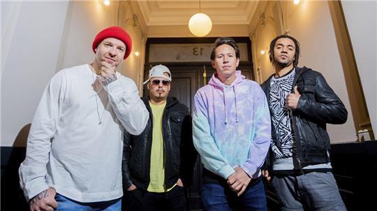 Die Band Culcha Candela gerät erneut in Kritik, nachdem eine Gebärdendolmetscherin beim CSD Köln von der Bühne geschickt wurde.