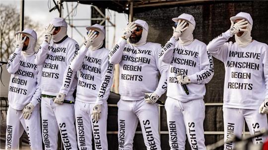 Die Band «Deichkind», deren Mitglieder Sweatshirts und Hosen mit dem Aufdruck "Impulsive Menschen gegen rechts" tragen, tritt bei der Demonstration gegen rechts auf.