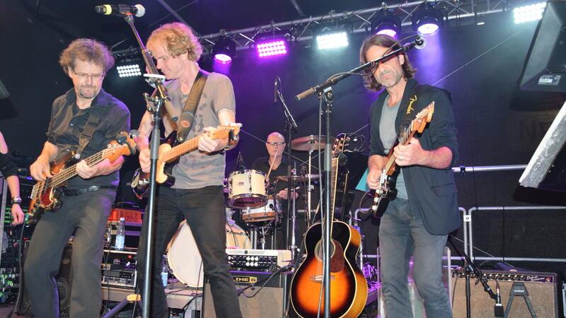 Weinfest in Buxtehude: Hier feiern Tausende Menschen zu Rock’n’Roll