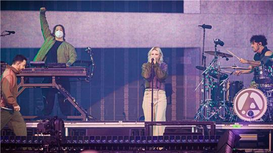 Die Band Linkin Park performt während ihres Konzerts im Rahmen ihrer „From Zero World Tour 2025“ auf der Bühne in der Heinz-von-Heiden-Arena.