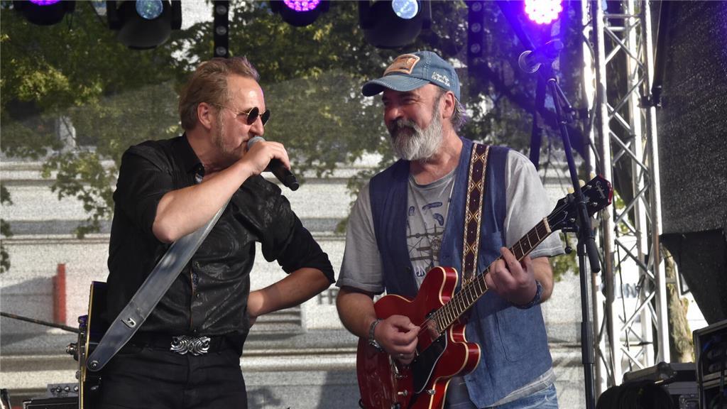 Die Band "Marius Westernhagen Tribut" sorgt für gute Laune auf dem Pferdemarkt.