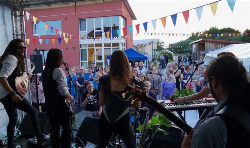 Die Band Rin Tins kommt eigens aus Bristol wieder zu LeA und sorgt für Stimmung – wie hier beim Sommerfest 2018. Foto LeA