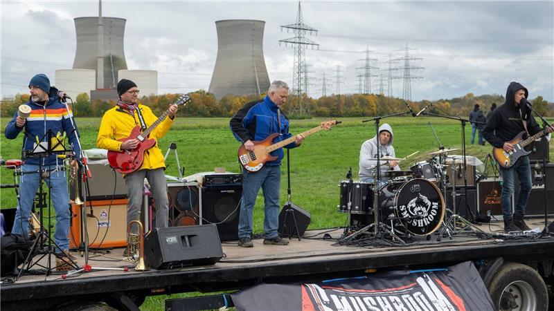 Die Band Smushroom spielt auf einem Anhänger kurz vor der Sprengung.